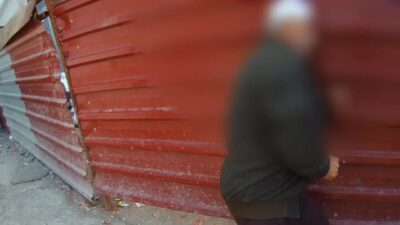 Zonguldak’ta kaldırımda vatandaşların geçişini engelleyerek peçete satmaya çalışan yaşlı adam,