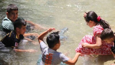 Erzincan’da etkisini artıran sıcak hava nedeniyle serinlemek isteyen vatandaşlar ile