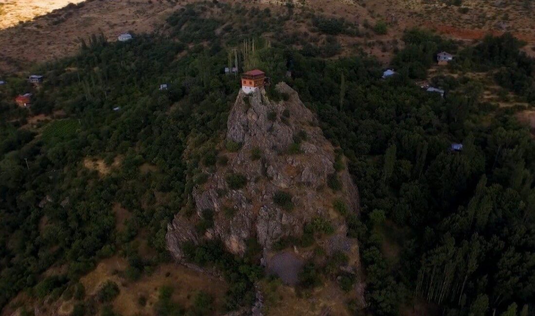 Erzincan’ın Kemaliye ilçesinde kayalığın zirvesine inşa edilen, 96 basamakla ulaşılan