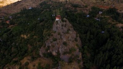 Erzincan’ın Kemaliye ilçesinde kayalığın zirvesine inşa edilen, 96 basamakla ulaşılan