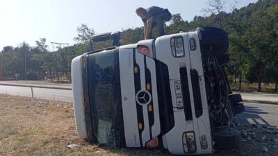 Amasya’nın Taşova ilçesinde elektronik eşya yüklü tırın devrilmesi sonucu meydana