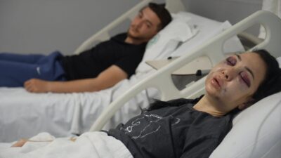 Kocaeli’nin İzmit ilçesinde kafede uyardıkları grubun saldırısına uğrayarak ağır yaralanan