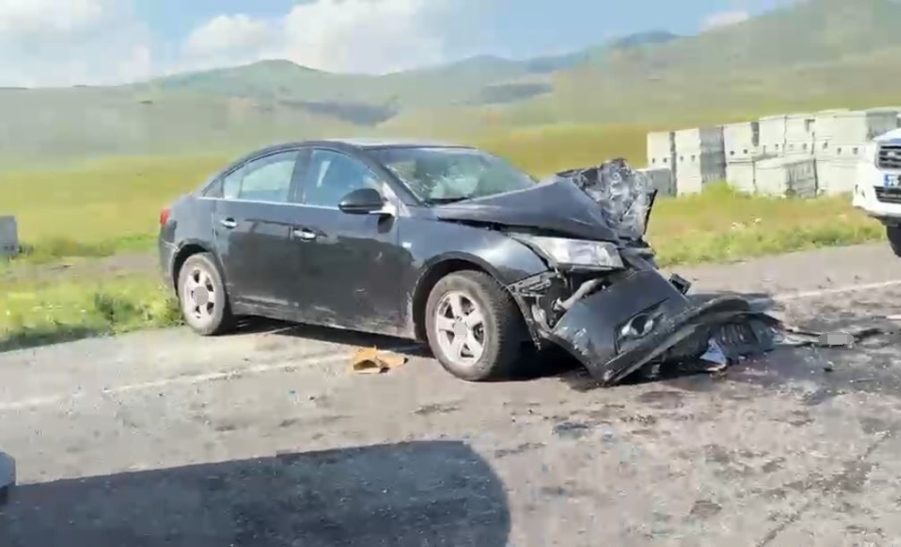 Ardahan’da panelvan ile otomobilin çarpıştığı trafik kazasında 7 kişi yaralandı.
