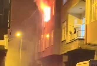 Artvin’in Hopa ilçesinde gece saatlerinde bir evde çıkan yangın, itfaiye