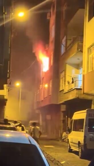 Artvin’in Hopa ilçesinde gece saatlerinde bir evde çıkan yangın, itfaiye