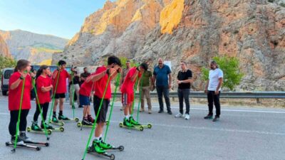 Erzincan’ın Kemaliye ilçesinde düzenlenen ayaklı kaykay etkinliği, sporseverlerden ilgi gördü.