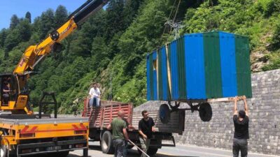 Rize’nin Çamlıhemşin ilçesinde Ayder Yaylası yolunda izinsiz yapılaşmayla mücadele kapsamında