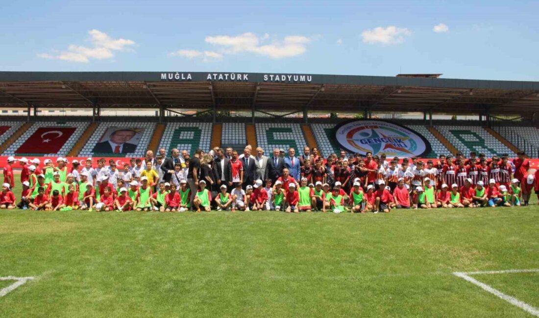 Gençlik ve Spor Bakanı Osman Aşkın Bak, bir dizi inceleme