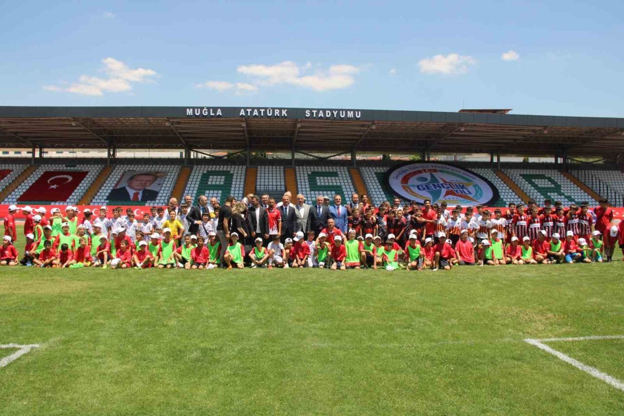 Gençlik ve Spor Bakanı Osman Aşkın Bak, bir dizi inceleme