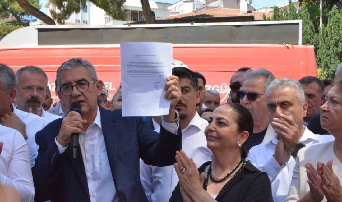 Cumhuriyet Halk Partisi (CHP) Balıkesir İl Başkanı Erden Köybaşı, beraberinde