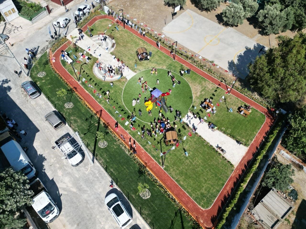 Söke Belediyesi tarafından Akçakonak Mahallesi’nde yapımı tamamlanan park ve yeşil