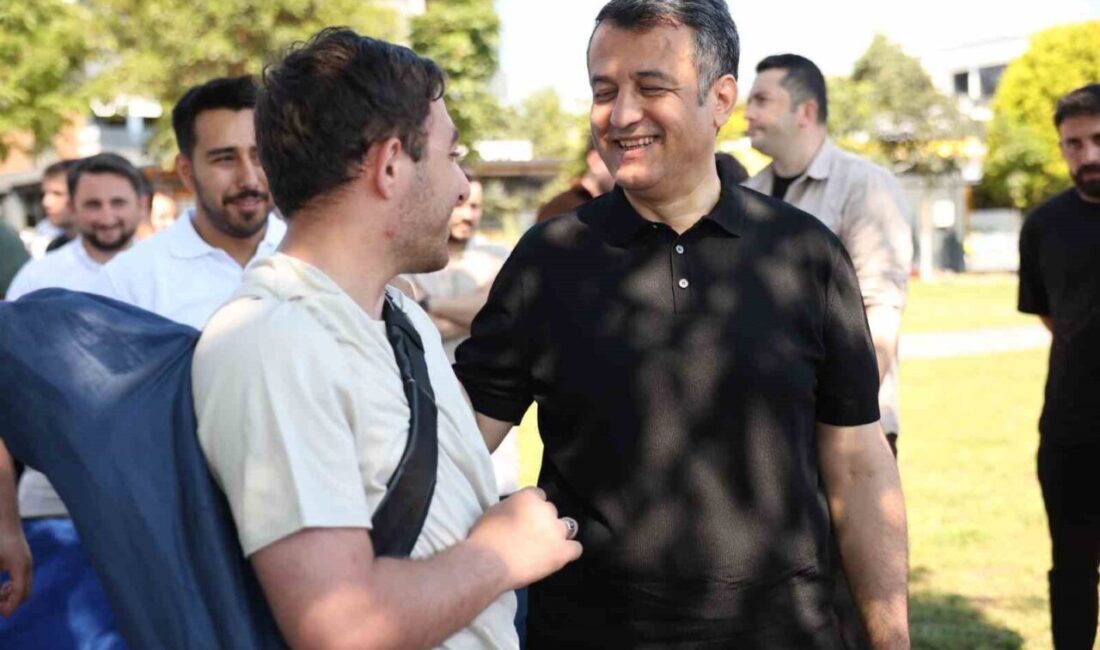 Samsun Büyükşehir Belediye Başkanı Halit Doğan, gençlik merkezinde gençlerle bir