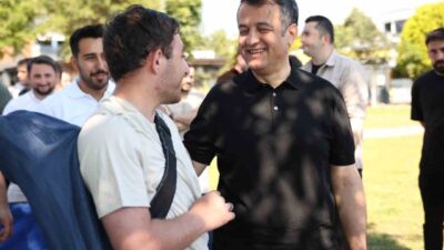 Samsun Büyükşehir Belediye Başkanı Halit Doğan, gençlik merkezinde gençlerle bir