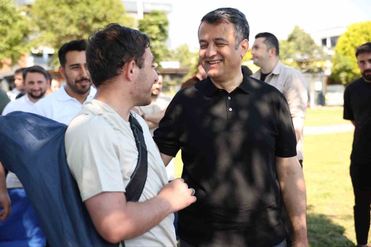 Samsun Büyükşehir Belediye Başkanı Halit Doğan, gençlik merkezinde gençlerle bir