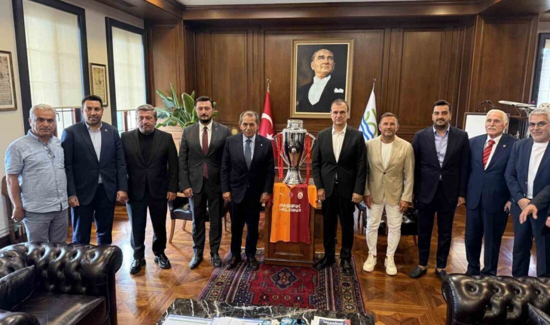 Galatasaray Başkanı Dursun Özbek ve Teknik Direktör Okan Buruk, Büyükçekmece