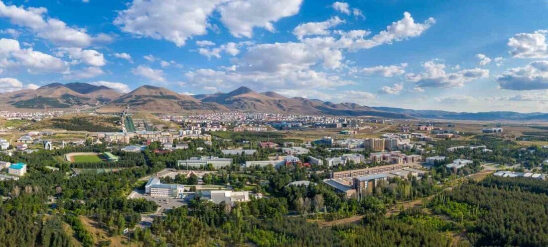 Erzurum Büyükşehir Belediye Başkanı Mehmet Sekmen, üniversiteleri tercih edecek olan