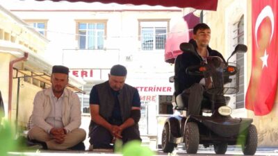 Bayburt’ta 15 yaşında geçirdiği hastalık nedeniyle bedensel engelli kalan 30