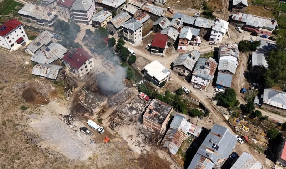 Bayburt’un Yazyurdu köyünde çıkan yangının ardından yürütülen hasar tespit çalışmaları