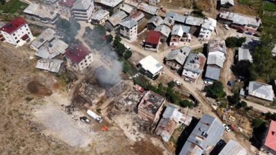 Bayburt’un Yazyurdu köyünde çıkan yangının ardından yürütülen hasar tespit çalışmaları