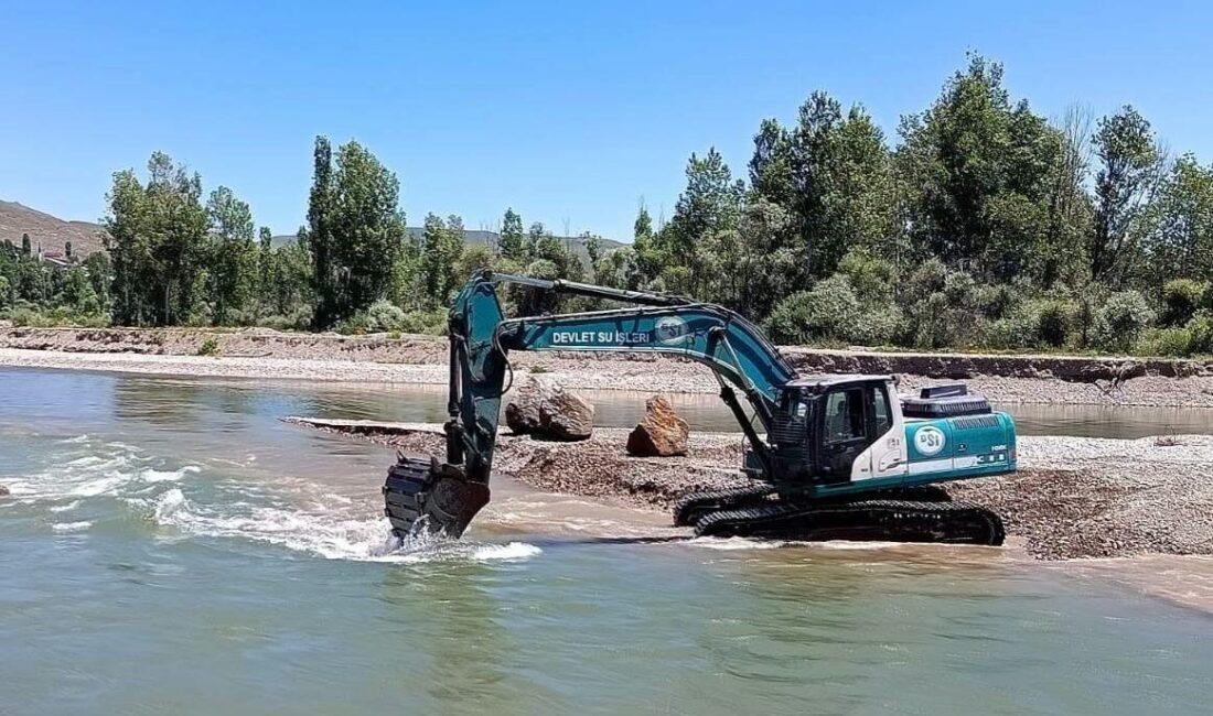 Devlet Su İşleri (DSİ) 22. Bölge Müdürlüğü ekipleri, Bayburt’ta dere