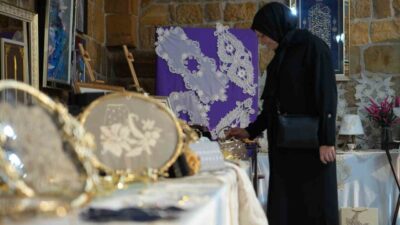 Aile Yaşam Merkezi kursiyerlerinin el emeği ürünleri, Tarihi Taşhan’da ziyaretçilerin