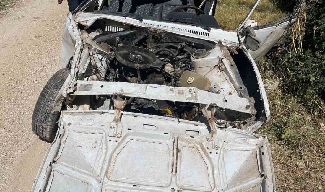 Bayburt’ta uçuruma yuvarlanan Tofaş marka otomobilde sıkışan sürücü ağır yaralandı.
