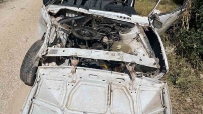 Bayburt’ta uçuruma yuvarlanan Tofaş marka otomobilde sıkışan sürücü ağır yaralandı.