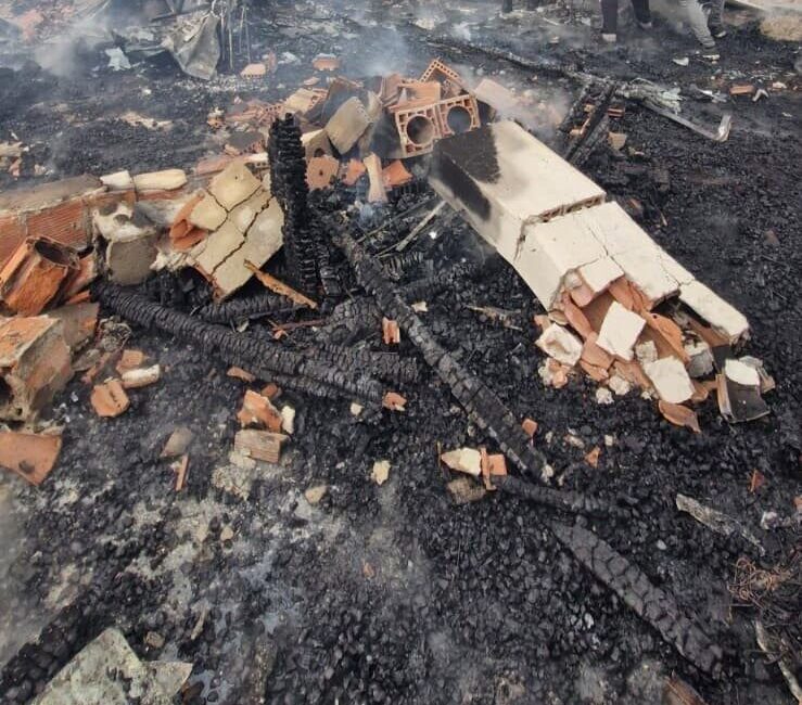 Bayburt merkeze bağlı Yazyurdu köyünde tandırdan kaynaklı yangın çıktı. Alevlerin