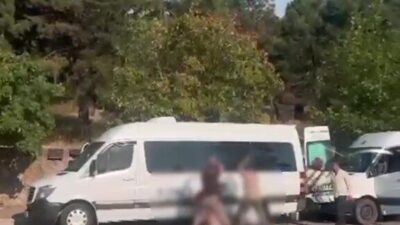 Kocaeli’de 4 kişilik grup, bir kişiyi cadde ortasında kovalayarak demir