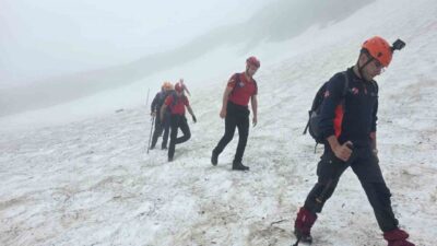 Rize’nin Çamlıhemşin ilçesinde doğa yürüyüşü sırasında yollarını kaybederek mahsur kalan