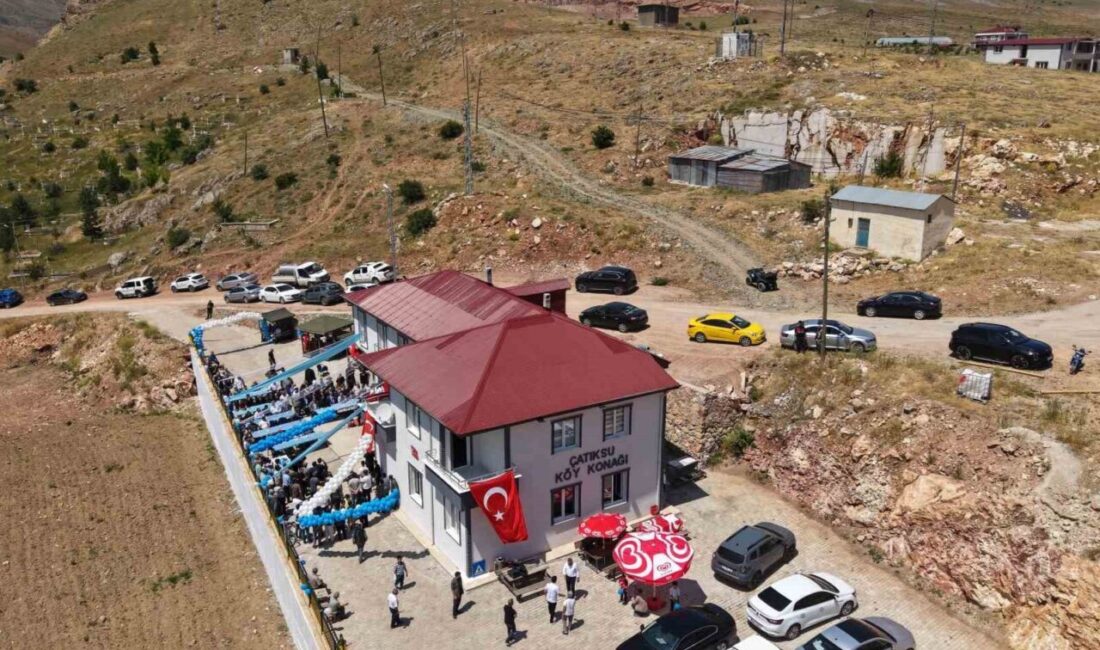 Bayburt’un Çatıksu köyünde yapımı tamamlanan köy konağı, düzenlenen törenle hizmete