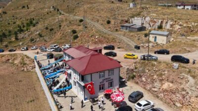 Bayburt’un Çatıksu köyünde yapımı tamamlanan köy konağı, düzenlenen törenle hizmete