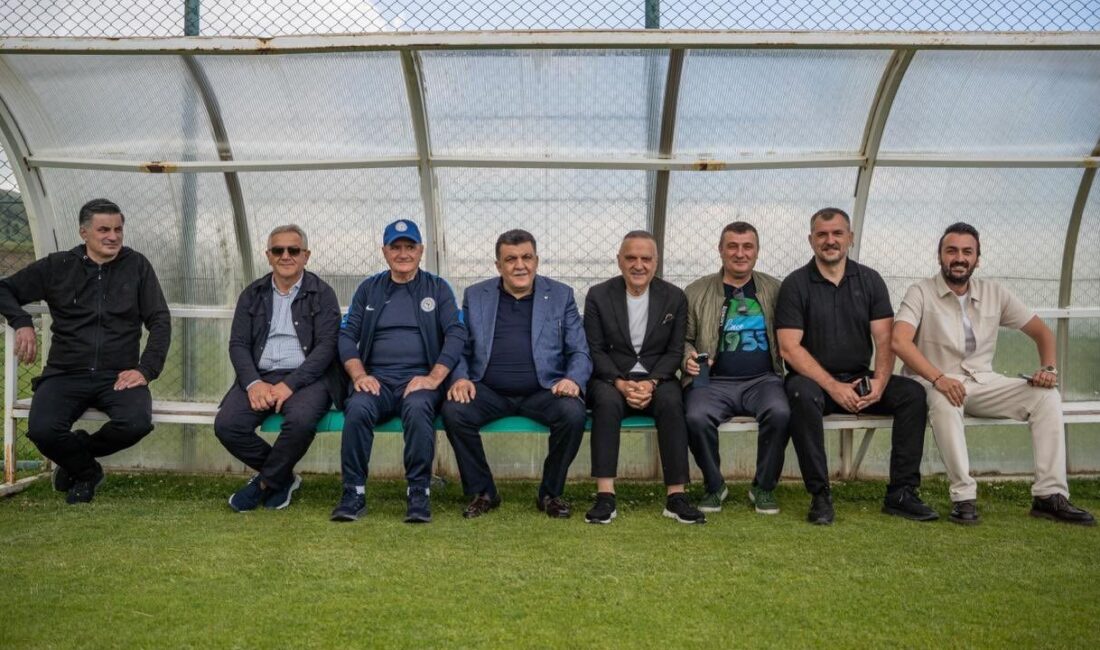 Süper Lig ekiplerinden Çaykur Rizespor’da Kulüp Başkanı Ali Zeki Saruhan