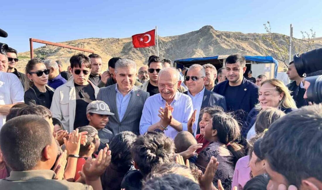 Cumhuriyet Halk Partisi (CHP) Genel Başkanı Kemal Kılıçdaroğlu, Özgür Özel’in