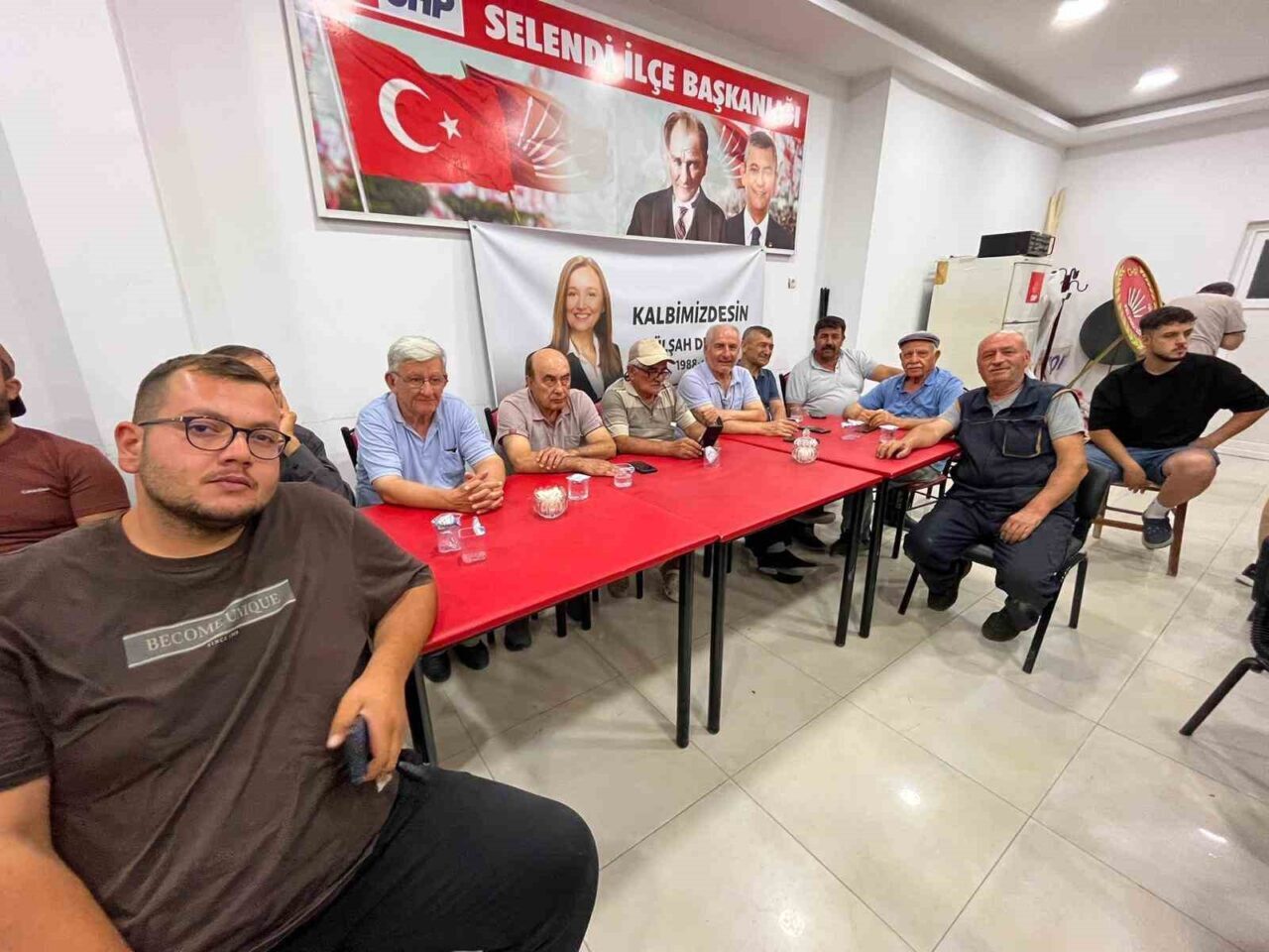 Manisa’nın Selendi ilçesinde CHP İlçe Başkanı Cemil Kurt, kadın ve