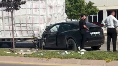 Sivas’ta seyir halindeki tırdan ayrılan dorseye çarpan otomobil hurdaya döndü.