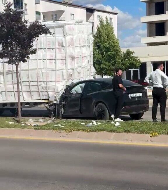 Sivas’ta seyir halindeki tırdan ayrılan dorseye çarpan otomobil hurdaya döndü.