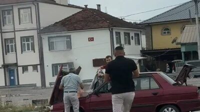 Sakarya’nın Adapazarı ilçesinde seyir halindeyken motor kısmından dumanlar yükselen otomobilin
