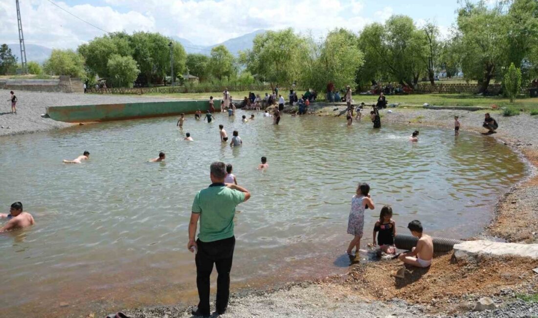 Erzincan’da etkisini sürdüren sıcak hava nedeniyle bunalan vatandaşlar, serinlemek için