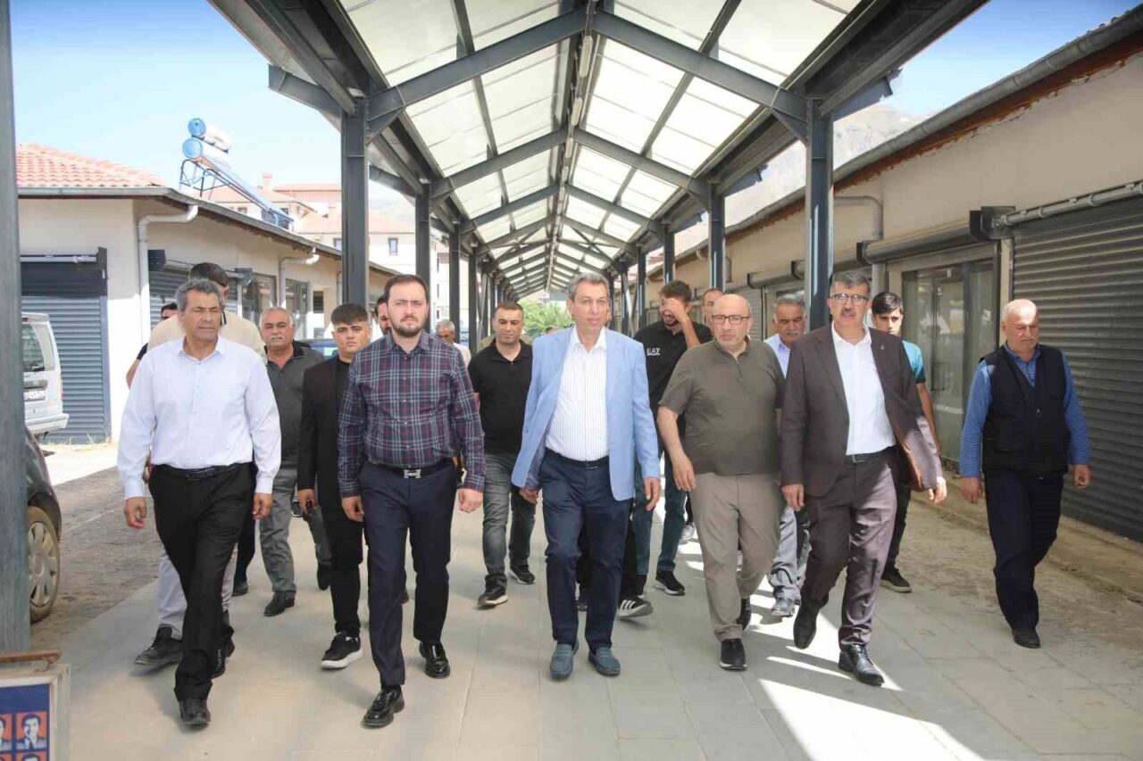 Elazığ AK Parti milletvekilleri, kentin farklı ilçelerinde vatandaşlarla bir araya