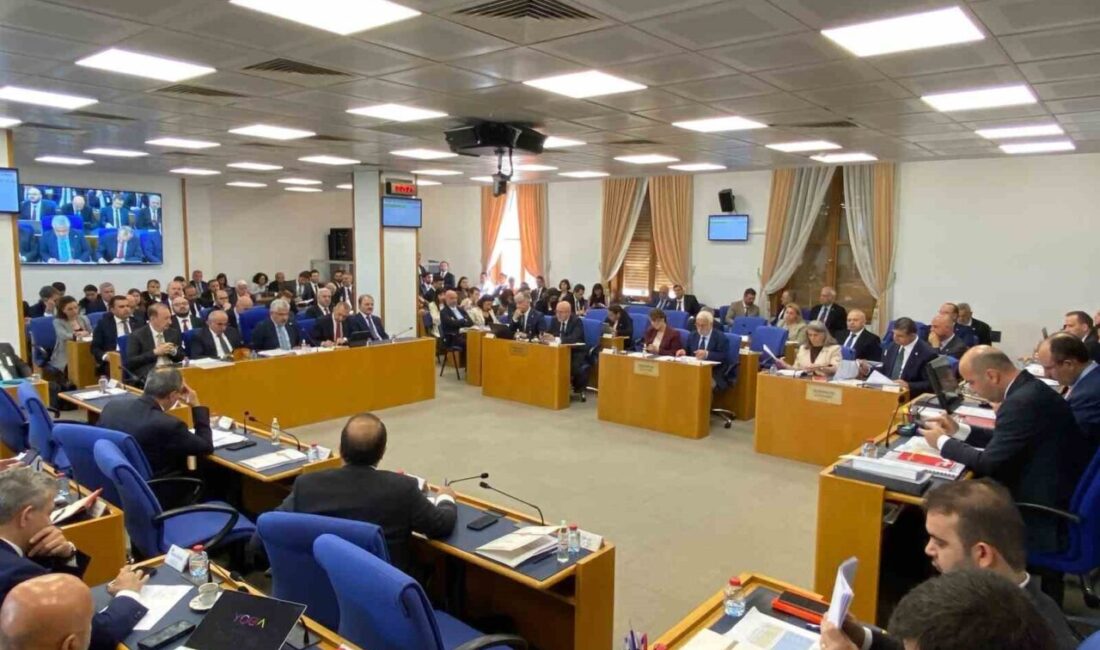 En düşük emekli aylığının 23 bin 552 liraya yükseltilmesini içeren