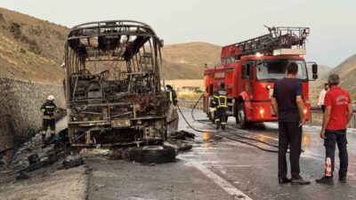Erzincan-Sivas karayolunda seyir halindeki yolcu otobüsünde yangın çıktı. İtfaiye ekiplerinin