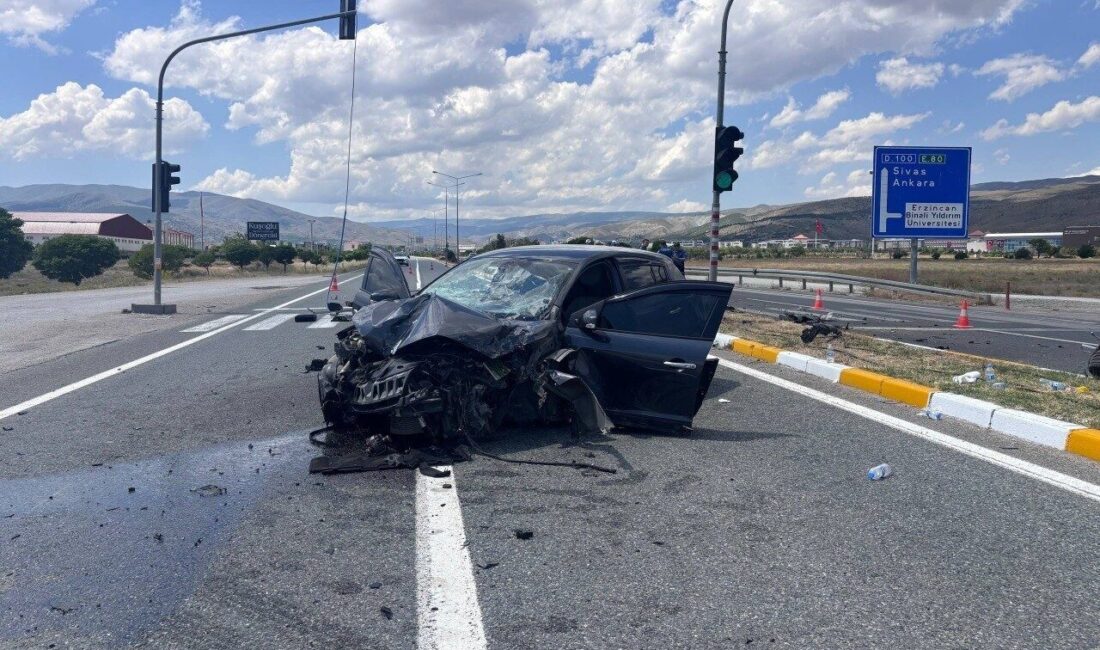 Erzincan’da kontrolden çıkan otomobilin aydınlatma ve sinyalizasyon direklerine çarpması sonucu