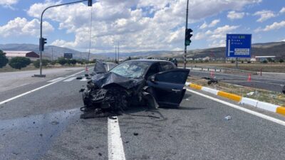 Erzincan’da kontrolden çıkan otomobilin aydınlatma ve sinyalizasyon direklerine çarpması sonucu