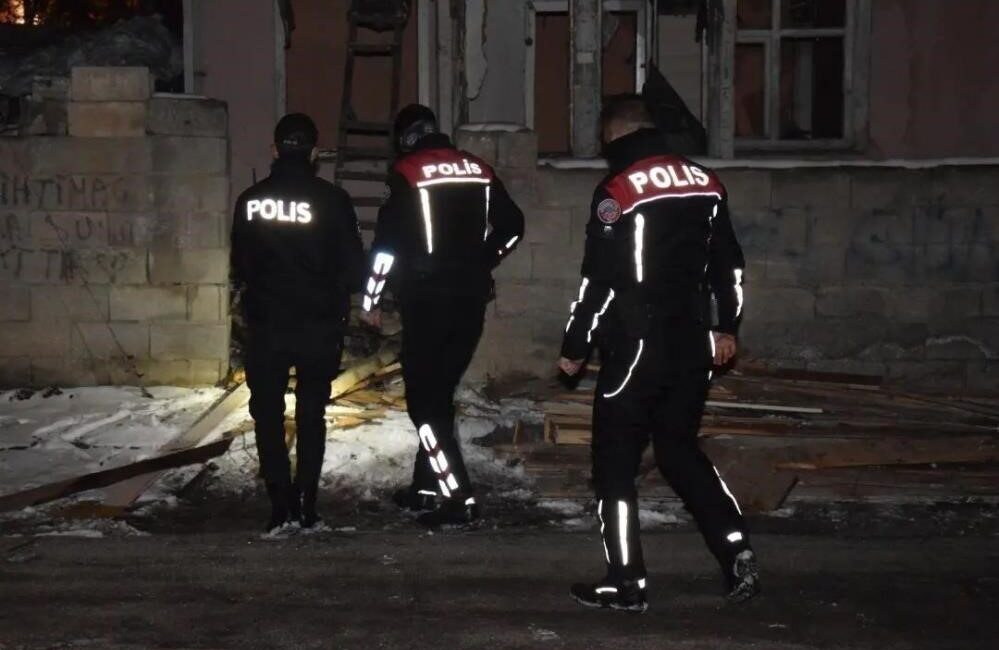 Erzincan’da polis ekiplerince aranan kişilere yönelik düzenlenen çalışmalarda, haklarında kesinleşmiş