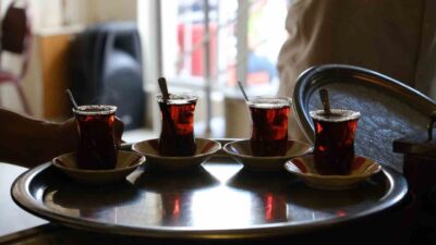Erzincan’da çay ocakları ve kahvehanelerde satılan içeceklerin fiyatlarına zam yapıldı.
