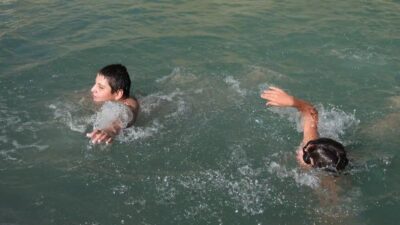 Erzincan’ın Üzümlü ilçesinde etkisini sürdüren sıcak hava nedeniyle çocuklar, dere