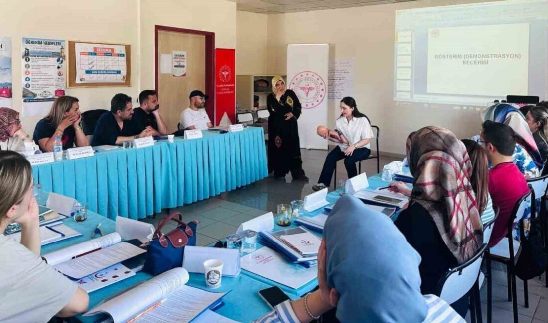 Erzincan İl Sağlık Müdürlüğü tarafından düzenlenen ’İlkyardım Eğitici Eğitimi’ başladı.