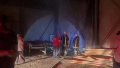 Erzincan’da gece saatlerinde bir kereste dükkânında çıkan yangın, itfaiye ekiplerinin