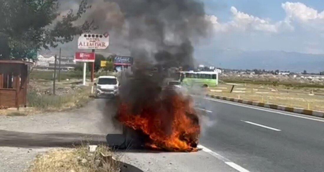 Erzincan’da seyir halindeyken motor bölümünde çıkan yangın sonucu alevlere teslim